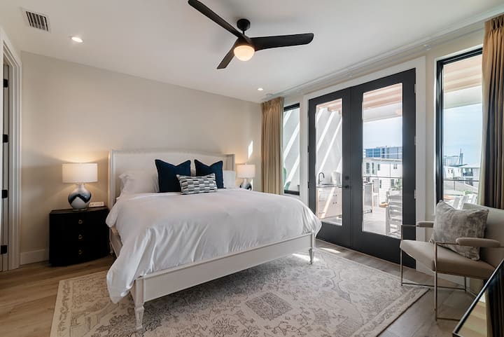 配备舒适床上用品和自然光照的客用套房