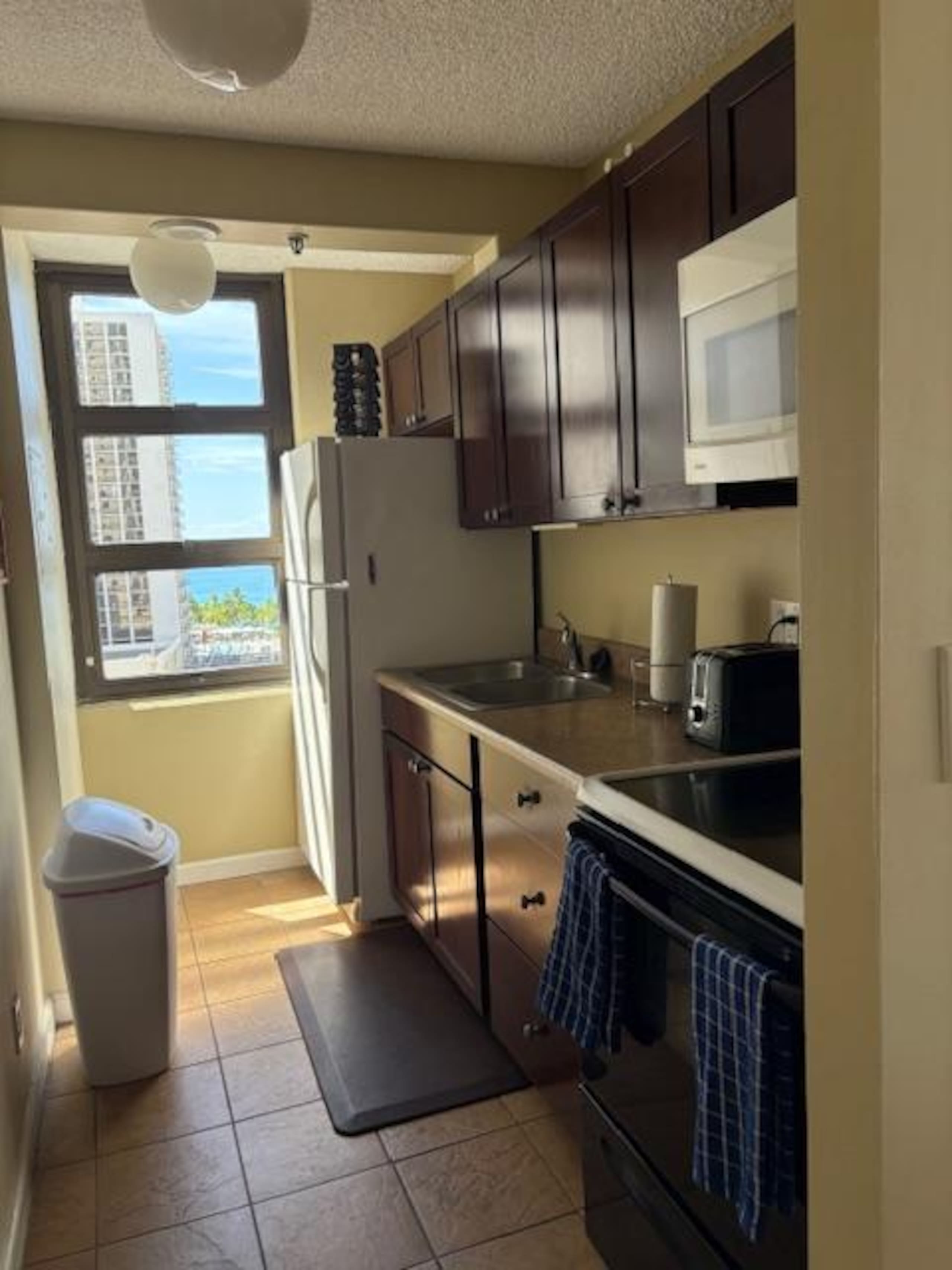 Condo in Honolulu · ★4.96 · 1 bedroom · 2 beds · 1 private bath - Image 8