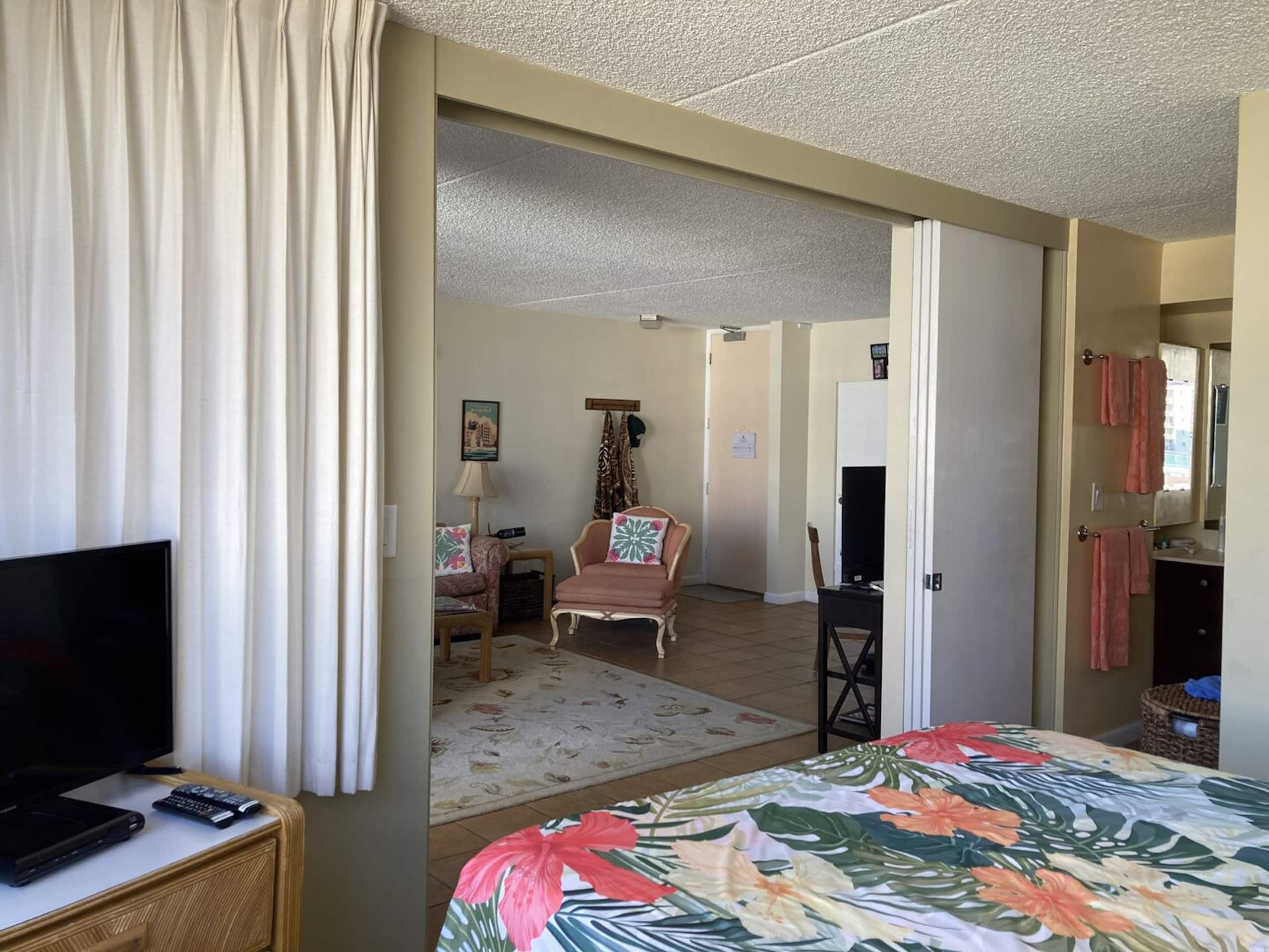 Condo in Honolulu · ★4.96 · 1 bedroom · 2 beds · 1 private bath - Image 4