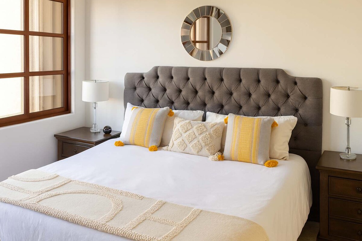 Chumba kikuu cha kulala chenye kitanda cha ukubwa wa king na mazingira ya kupumzika
