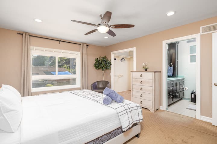 Главна спална соба која ѕирка во плакарот и бањата.