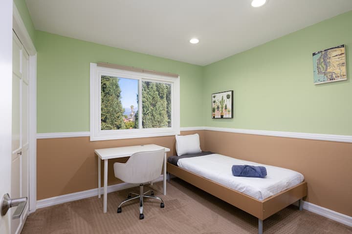 Четврта спална соба опремена со двоен кревет, биро и плакар.