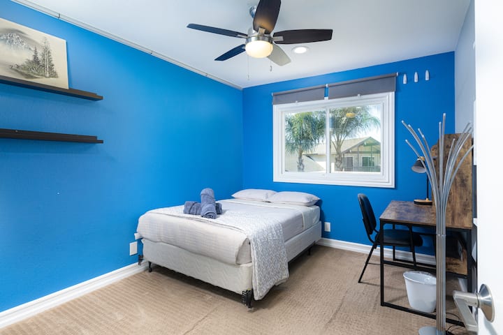 Втора спална соба опремена со кревет во целосна големина, биро и плакар.