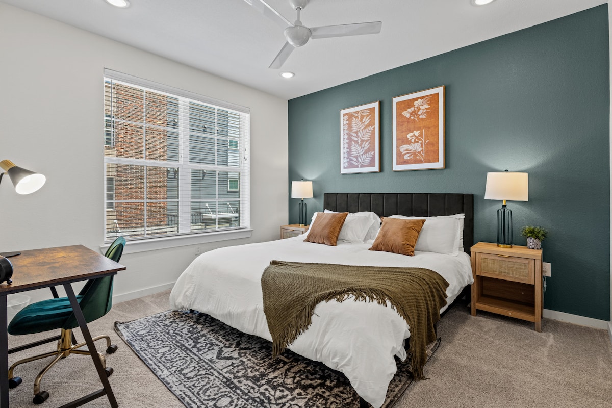 Vyspite sa do ružova v štýlovej spálni s útulnou posteľou, vyhradeným pracovným priestorom a upokojujúcou zelenou akcentovou stenou.