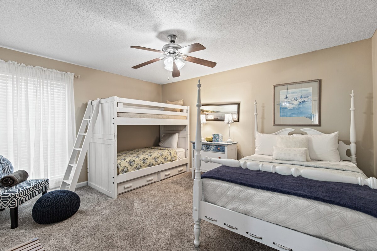 Mysig dubbelsäng och två våningssängar