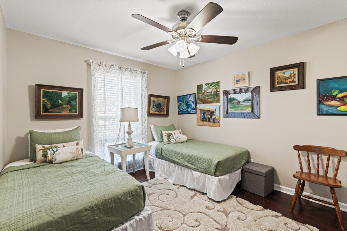 Charmigt rum med två enkelsängar