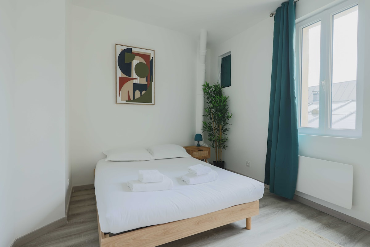 Spavaća soba s bračnim krevetom.