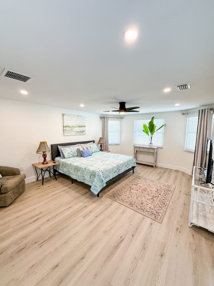 Მთავარი საძინებელი 193 × 203 სმ ზომის საწოლით 