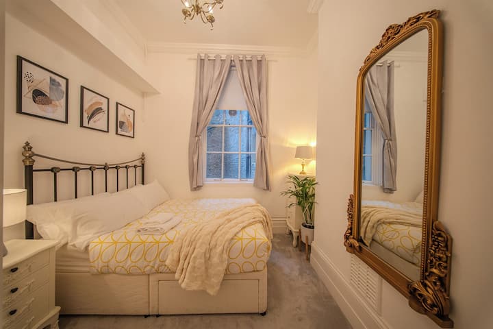 Спокойна спалня с удобно двойно легло и чисти спални комплекти