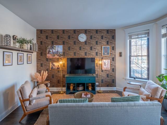 Wrigleyville 3BD Condo 1st floor gallery image 2