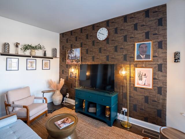 Wrigleyville 3BD Condo 1st floor gallery image 3