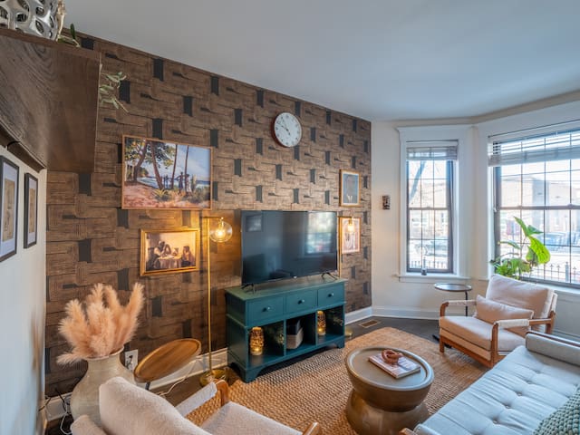 Wrigleyville 3BD Condo 1st floor