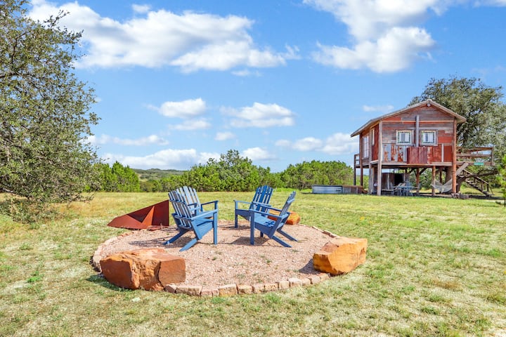 Romantic Treehouse Escape in Hill Country