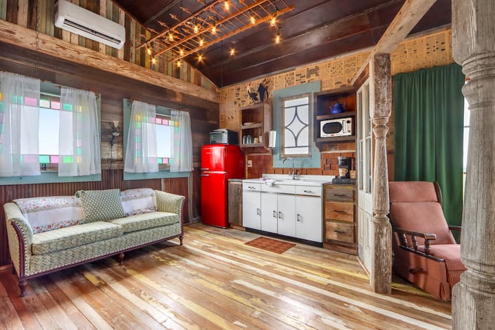 Romantic Treehouse Escape in Hill Country