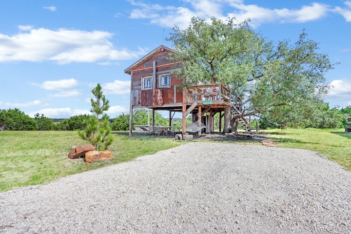 Romantic Treehouse Escape in Hill Country