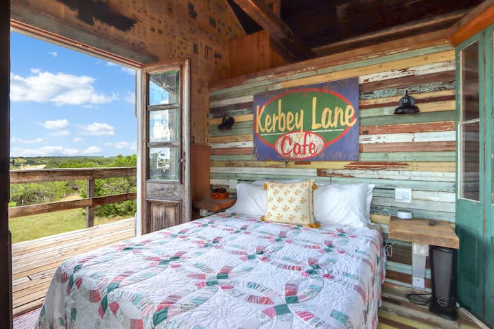 Romantic Treehouse Escape in Hill Country