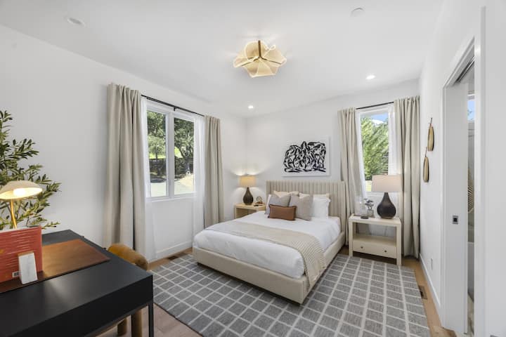 La suite queen cuenta con una cama tamaño queen ultracómoda, un armario espacioso, un escritorio dedicado y un baño privado con ducha y bañera.