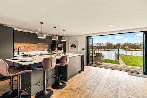 River Cabin With Mooring