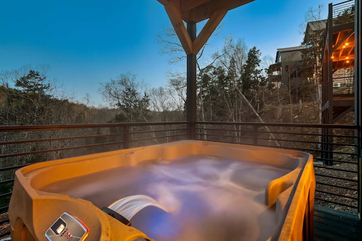 Modern Luxury・pool, Hot Tub & Near Water Parks! - Sevierville, TN