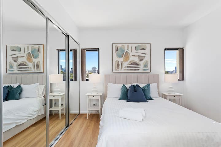 这间卧室光线充足，配备镜子衣橱和豪华床上用品，让您尽享舒适的休息。