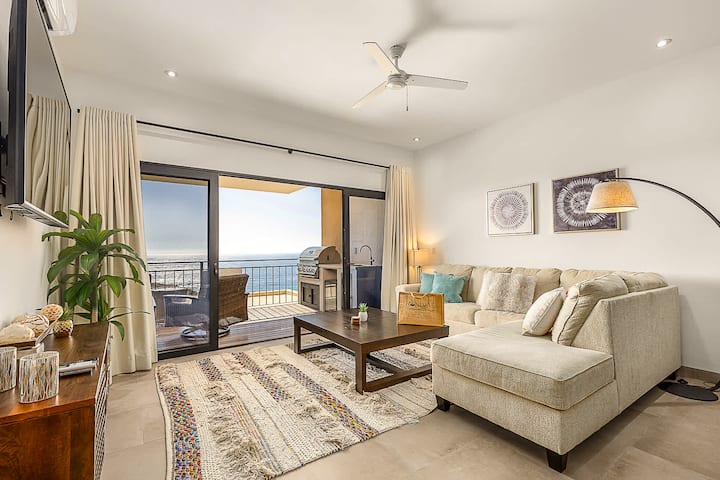 Relájate y recarga energías en la cómoda sala de estar con un asiento de primera fila al mar.