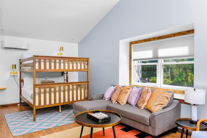 Cuenta con literas queen-over-queen, perfectas para familias o grupos.