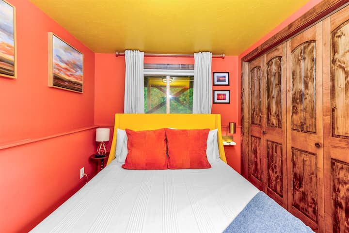 Disfruta de sábanas suaves y de un ambiente tranquilo para una noche de descanso.