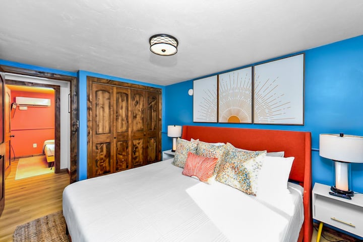 Este dormitorio cuenta con una cómoda cama tamaño king diseñada para una noche de sueño reparador.