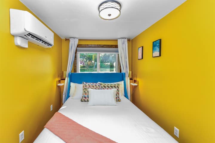 Este dormitorio cuenta con una acogedora cama tamaño queen para una noche de sueño confortable. El espacio es luminoso, acogedor y perfecto para relajarse después de un día de exploración.