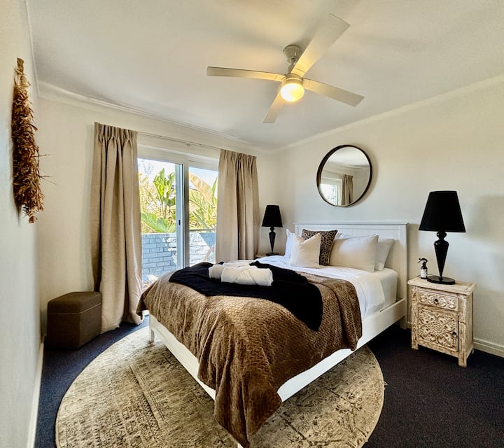 Hermosa cama Queen nueva para que descanses tranquilamente por la noche. Ventilador de techo para mayor comodidad.