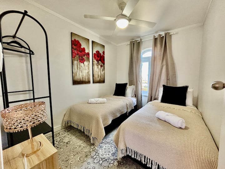 El segundo dormitorio con 2 cómodas camas individuales. 