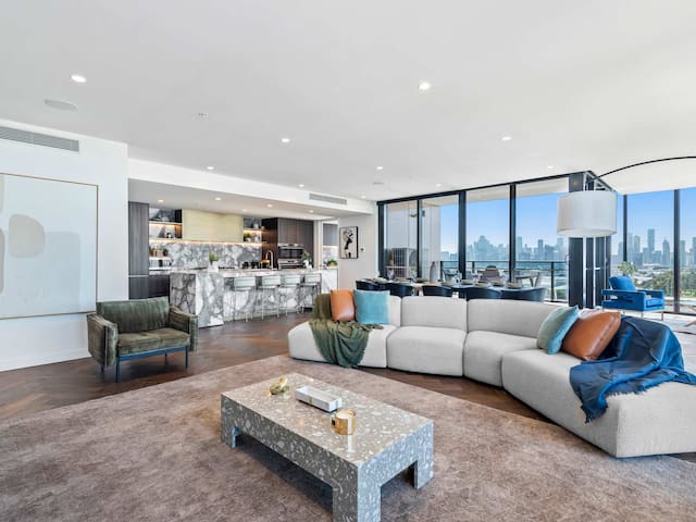 Ultralux 4BD Penthouse + Views in Beachside Resort gallery image 4