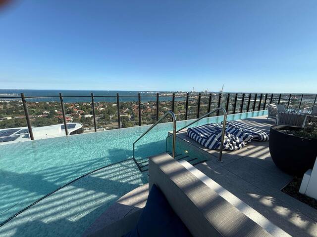 Ultralux 4BD Penthouse + Views in Beachside Resort gallery image 5