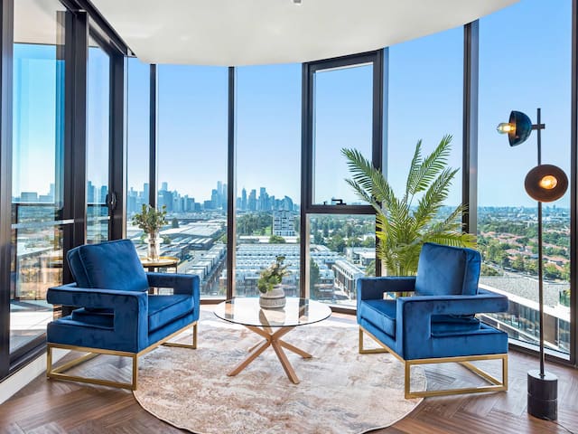 Ultralux 4BD Penthouse + Views in Beachside Resort gallery image 2