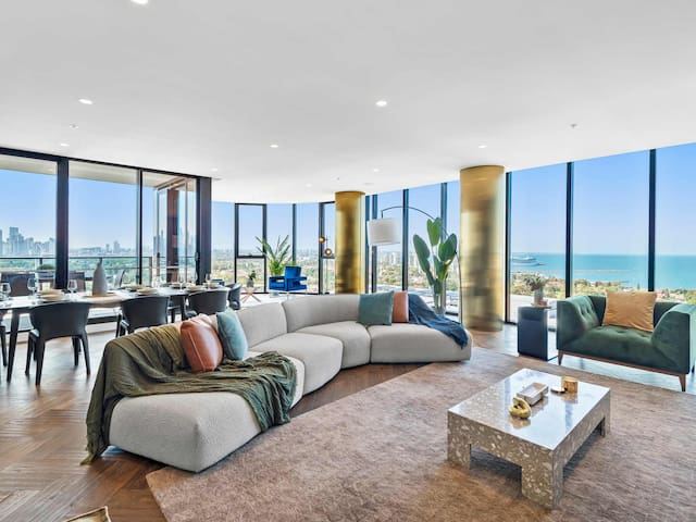 Ultralux 4BD Penthouse + Views in Beachside Resort