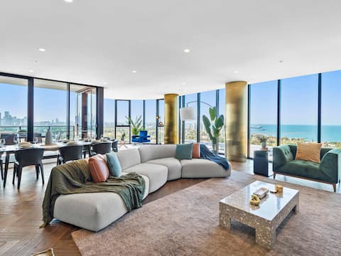 Ultralux 4BD Penthouse + Views in Beachside Resort