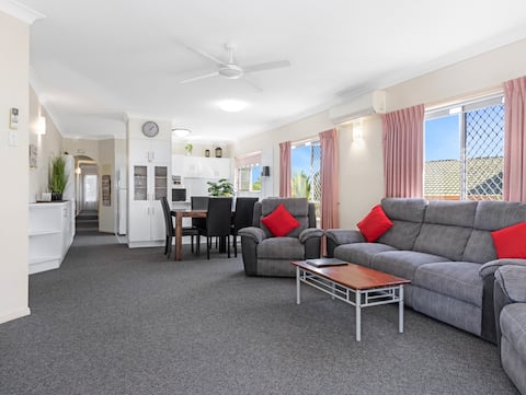 Beachside 2-Bed Apt in Hervey Bay with Parking