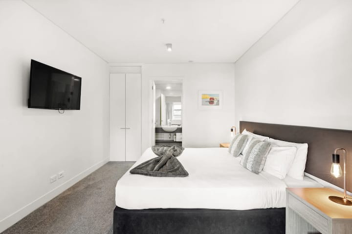 Relájate cómodamente con una cama tamaño king y baño privado.