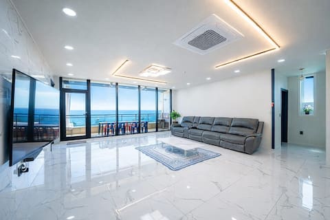 Ocean View # Mukho Port # Lighthouse # Gobulgae Beach Group Room 23rd Floor Entire Use
