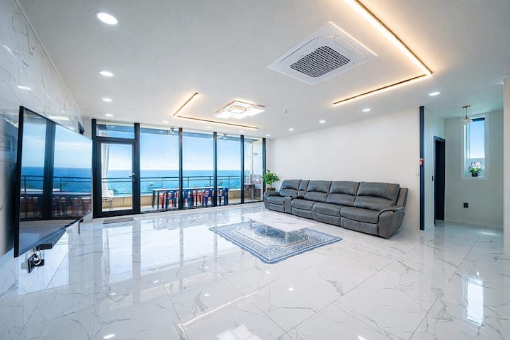 Ocean View # Mukho Port # Lighthouse # Gobulgae Beach Group Room 23rd Floor Entire Use