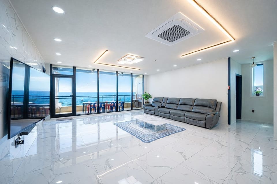 Top-earning Airbnb listing in Donghae-si, 4 bedrooms