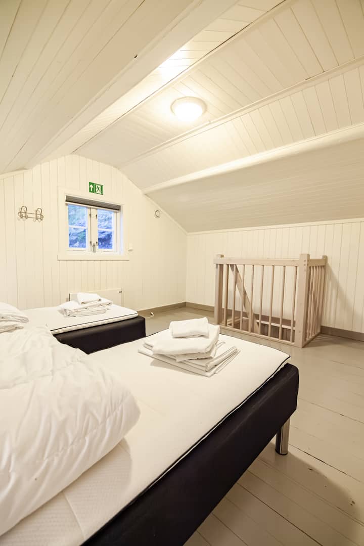 Prostor za spavanje na katu s dva jednostruka kreveta