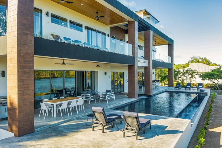 4BR villa with rooftop deck, pool & outdoor shower gallery image 2