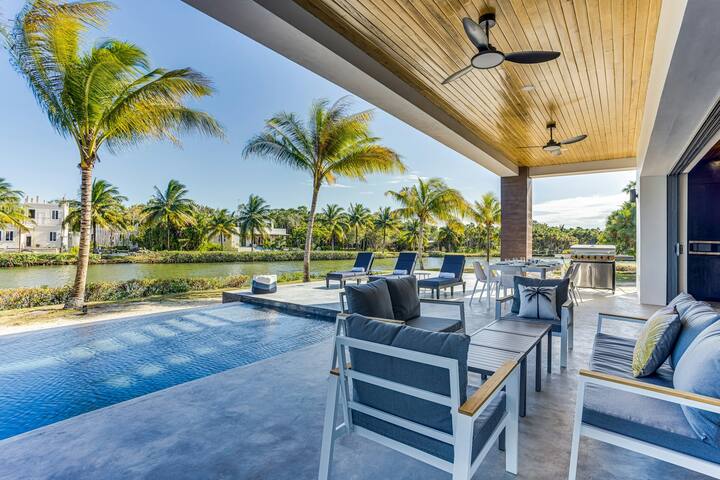 4BR villa with rooftop deck, pool & outdoor shower gallery image 4