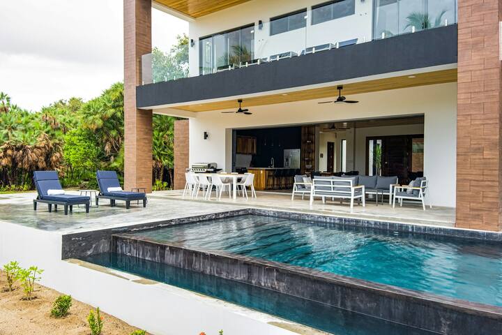 4BR villa with rooftop deck, pool & outdoor shower gallery image 3