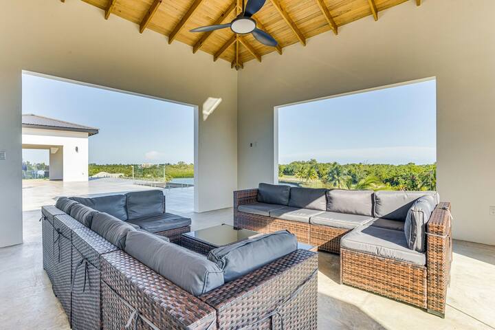 4BR villa with rooftop deck, pool & outdoor shower gallery image 5