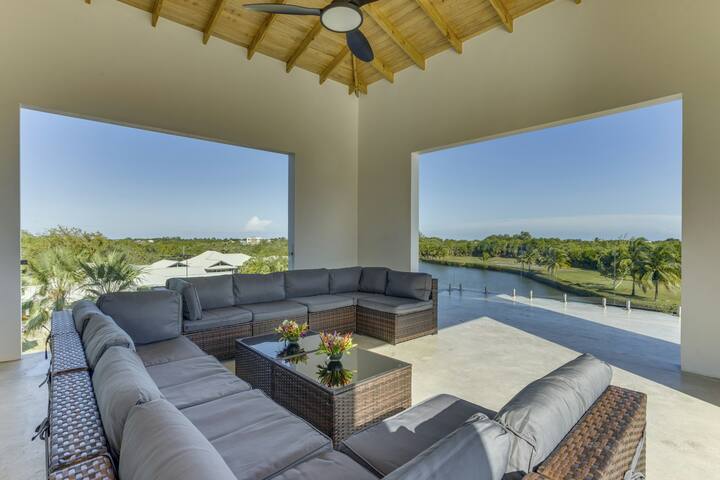 4-BR villa with infinity pool, waterfall & lagoon gallery image 5