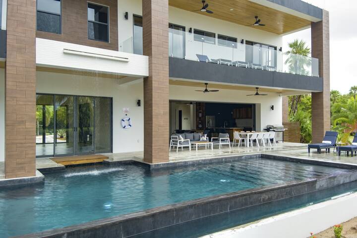 4-BR villa with infinity pool, waterfall & lagoon gallery image 4