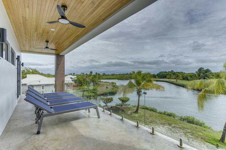 4-BR villa with infinity pool, waterfall & lagoon gallery image 2