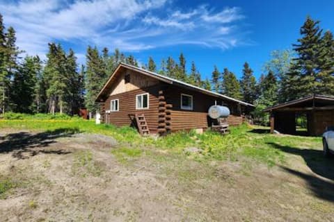 Hannah’s Hideaway • Dog Friendly 3 Bedroom Cabin